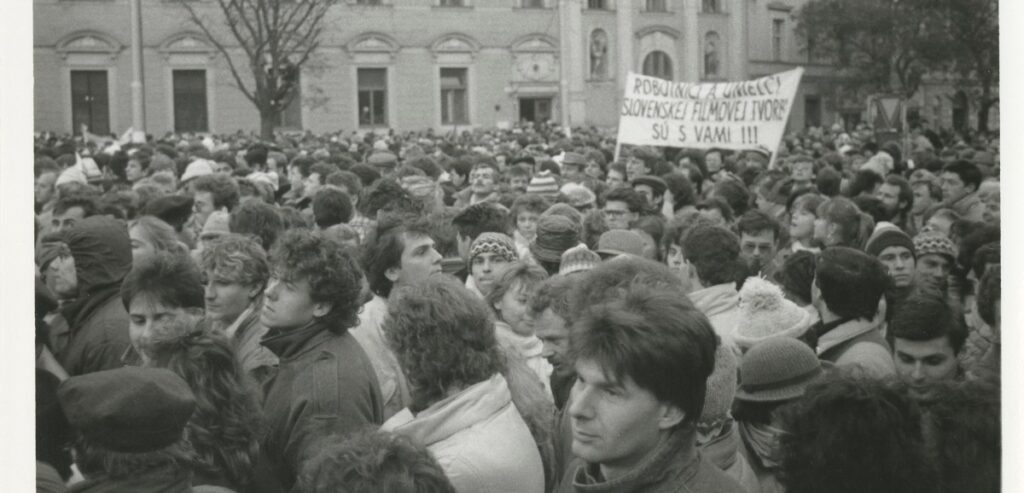 pos/68370/019: Menschenmenge auf dem Námestie SNP. Banner: "ROBOTNICI A UMELCI SLOVENSKEJ FILMOVEJ TVORBY SÚ S VAMI !!!" [ARBEITER UND KÜNSTLER DER SLOWAKISCHEN FILMPRODUKTION SIND MIT EUCH !!!] Foto: Helena Bakaljarovapos/68370/019: Menschenmenge auf dem Námestie SNP. Banner: "ROBOTNICI A UMELCI SLOVENSKEJ FILMOVEJ TVORBY SÚ S VAMI !!!" [ARBEITER UND KÜNSTLER DER SLOWAKISCHEN FILMPRODUKTION SIND MIT EUCH !!!] Foto: Helena Bakaljarova